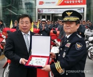 기념품 전달하는 이승재 청장