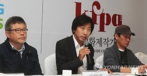 질문에 답하는 이은 한국영화제작가협회 회장