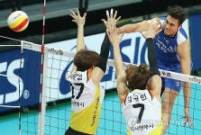 <프로배구> 신생팀 러시앤캐시, 긴장 속 아쉬운 패배