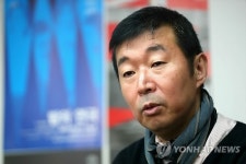 인터뷰하는 정의신