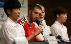 미디어데이 참석한 버키 크리스티안