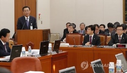 답변하는 김태영 농업협동조합중앙회 전무이사