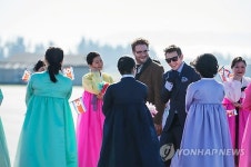 롬니 "영화 ‘인터뷰‘ 인터넷에 무료 공개하라"