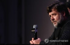 러셀 크로우, 진지한 배우