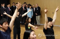 뮤지컬 배우들 연습 보는 박 대통령