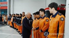 소방공무원 격려하는 김한길 의원