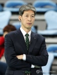 경기 지켜보는 이성희 감독