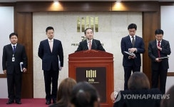 브리핑하는 이흥락 공보담당관 차장검사