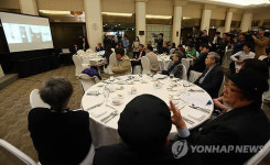 발굴된 영화 상영하는 감독과 배우들