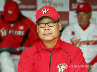 경기장 바라보는 김용희 감독