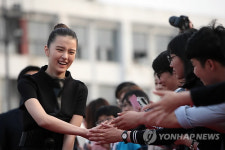 활짝 웃는 알레나 안