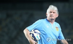 선수들 지켜보는 스티브 다비 라오스 축구 대표팀