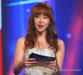 시상자로 나선 탤런트 유소영