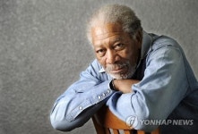 유명 배우 모건 프리먼, 전용기 불시착에