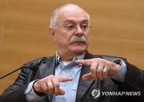고르비, 유명 영화감독 미할코프와 날카로운 설전