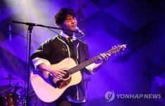 데뷔곡 열창하는 샘김
