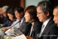 토론발언하는 강수진 교수