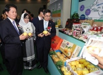 주요 수출품 살펴보는 김병원 회장