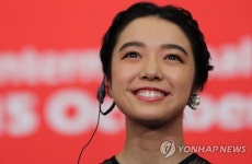 활짝 웃는 카미시라이시 모네