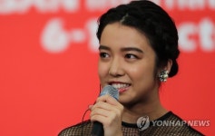 인사말하는 카미시라이시 모네