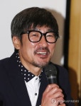 연극서 정영숙과 호흡 맞추는 하성광