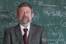 포즈 취하는 마이클 코스털리스