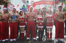 산타로 변신한 스포츠 트레이너들