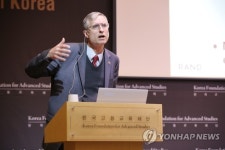 강연하는 브루스 베넷 박사