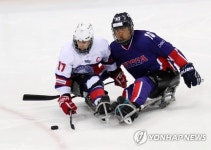 퍽 다툼 벌이는 조영재