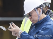 물품 살피는 박선주 교수