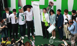 안철수, 전직 대학총학생회장단과 함께