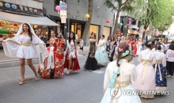 인사동 누비는 슈퍼탤런트들