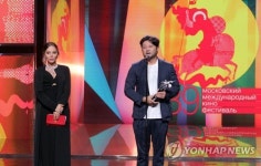 소감 밝히는 김봉한 보통사람 감독