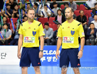 핸드볼 여자부 경기에 투입된 외국인 심판