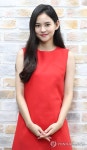 포즈 취하는 김윤혜