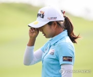 눈물 훔치는 이솔라