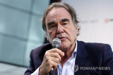 답변하는 올리버 스톤 감독