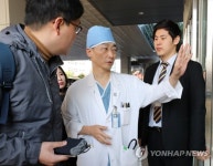 환자 상태 설명하는 이국종 교수