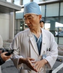 환자 상태 설명하는 이국종 교수