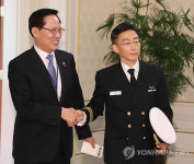 이국종 교수 만난 송영무 국방 장관