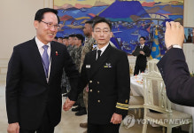 이국종 교수 만난 송영무 국방 장관