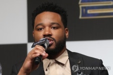 영화 소개하는 라이언 쿠글러 감독