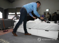 청소 시연하는 존 처칠 부사장