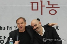 인사말하는 세바스티안 랑 레싱