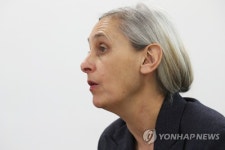 인터뷰하는 안느 테레사 드 케이르스마커