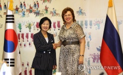 추미애 대표-올가 예피파노바 러시아 하원 부의장 악수