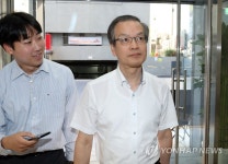 출근하는 허익범