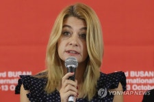 수상작 발표하는 라비나 미테브스카