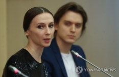 질문에 답하는 스베틀라나 자하로바