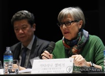 발언하는 카타리나 젤버거